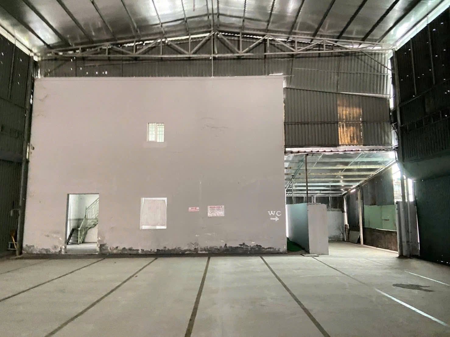 Cho thuê kho 900m2 măt tiền đường cách trung tâm Cần Thơ 3km