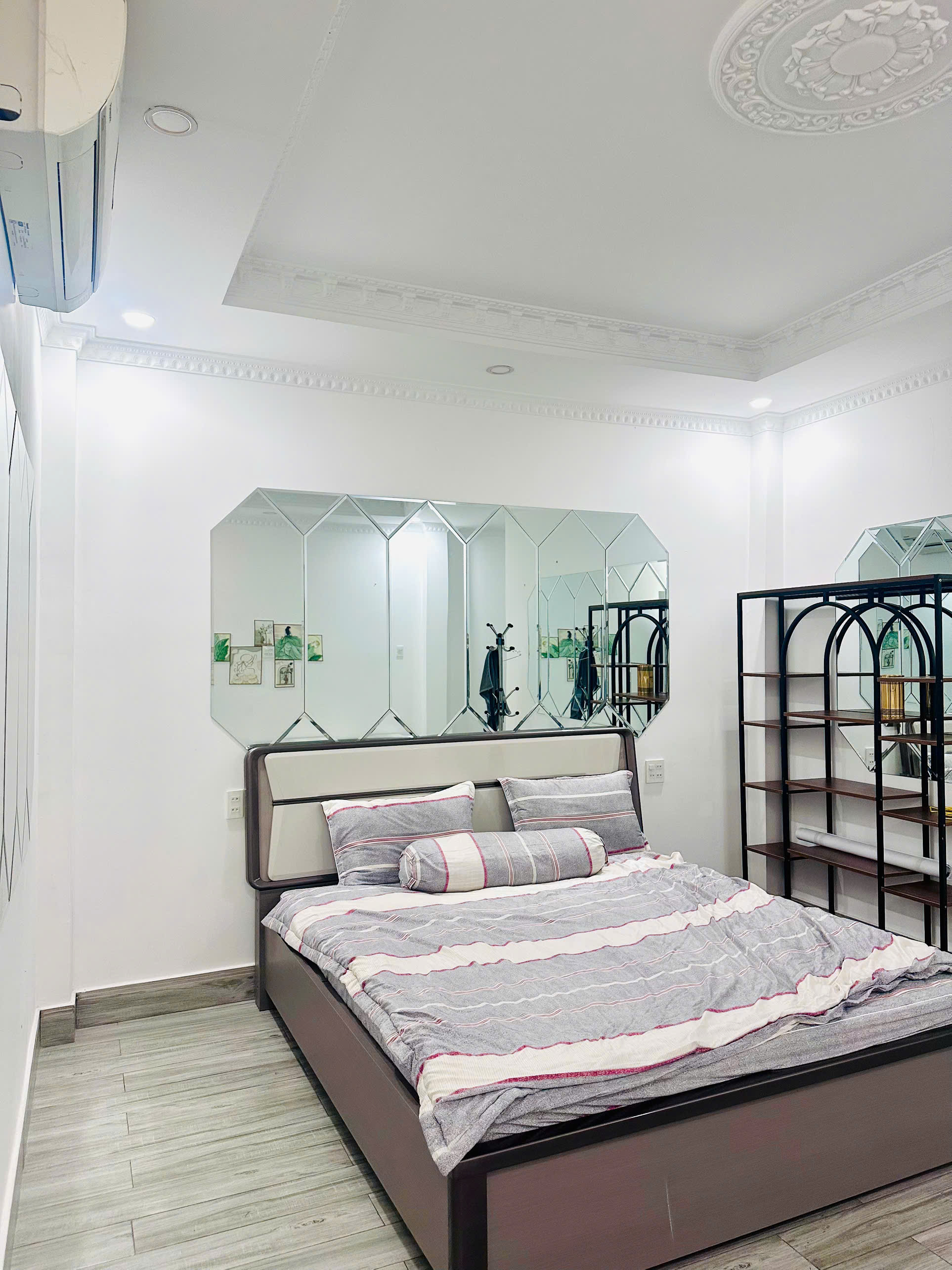 BÁN NHÀ 1 TRỆT 2 LẦU – FULL NỘI THẤT CAO CẤP – KDC NAM LONG 1