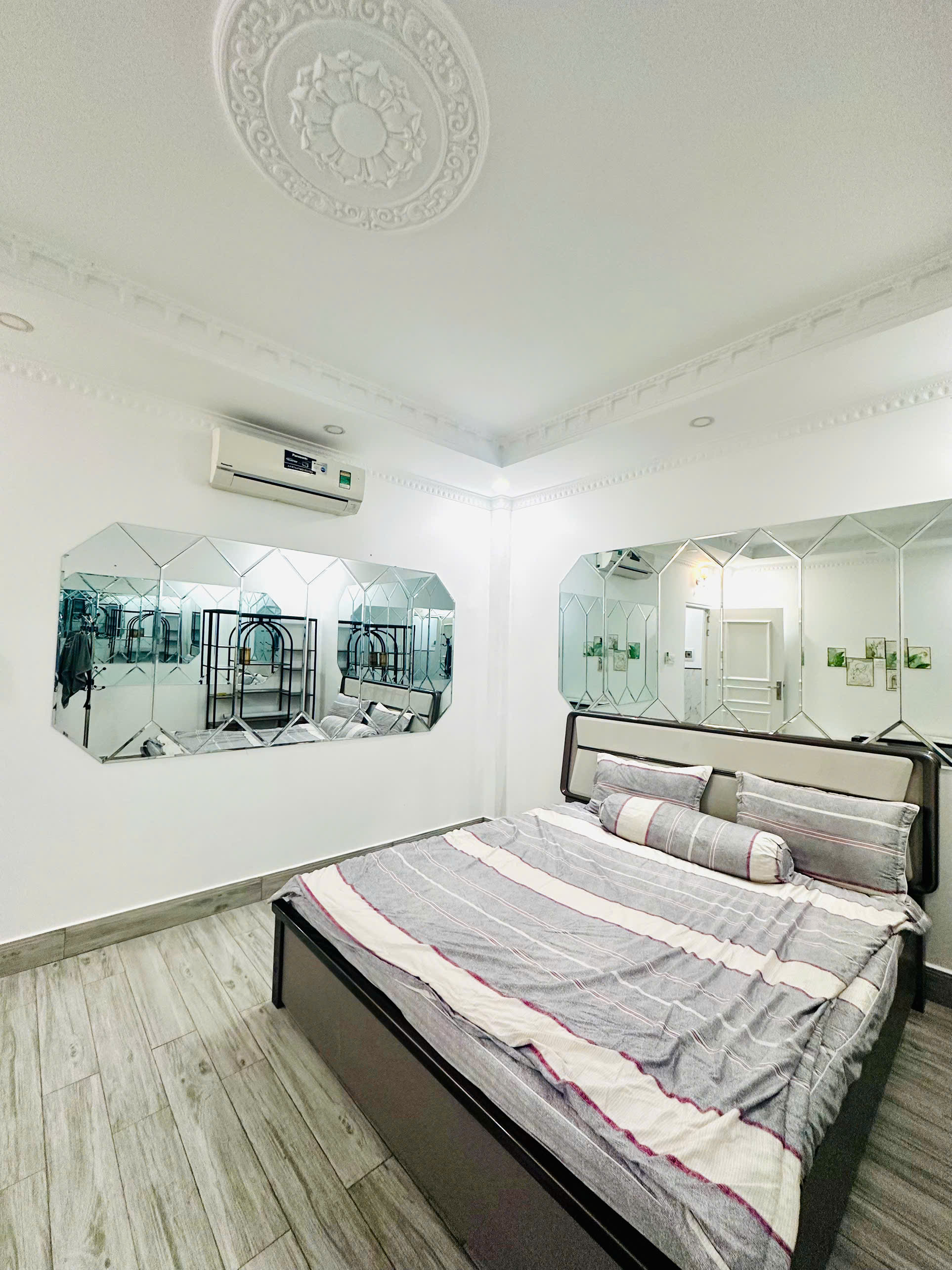 BÁN NHÀ 1 TRỆT 2 LẦU – FULL NỘI THẤT CAO CẤP – KDC NAM LONG 1