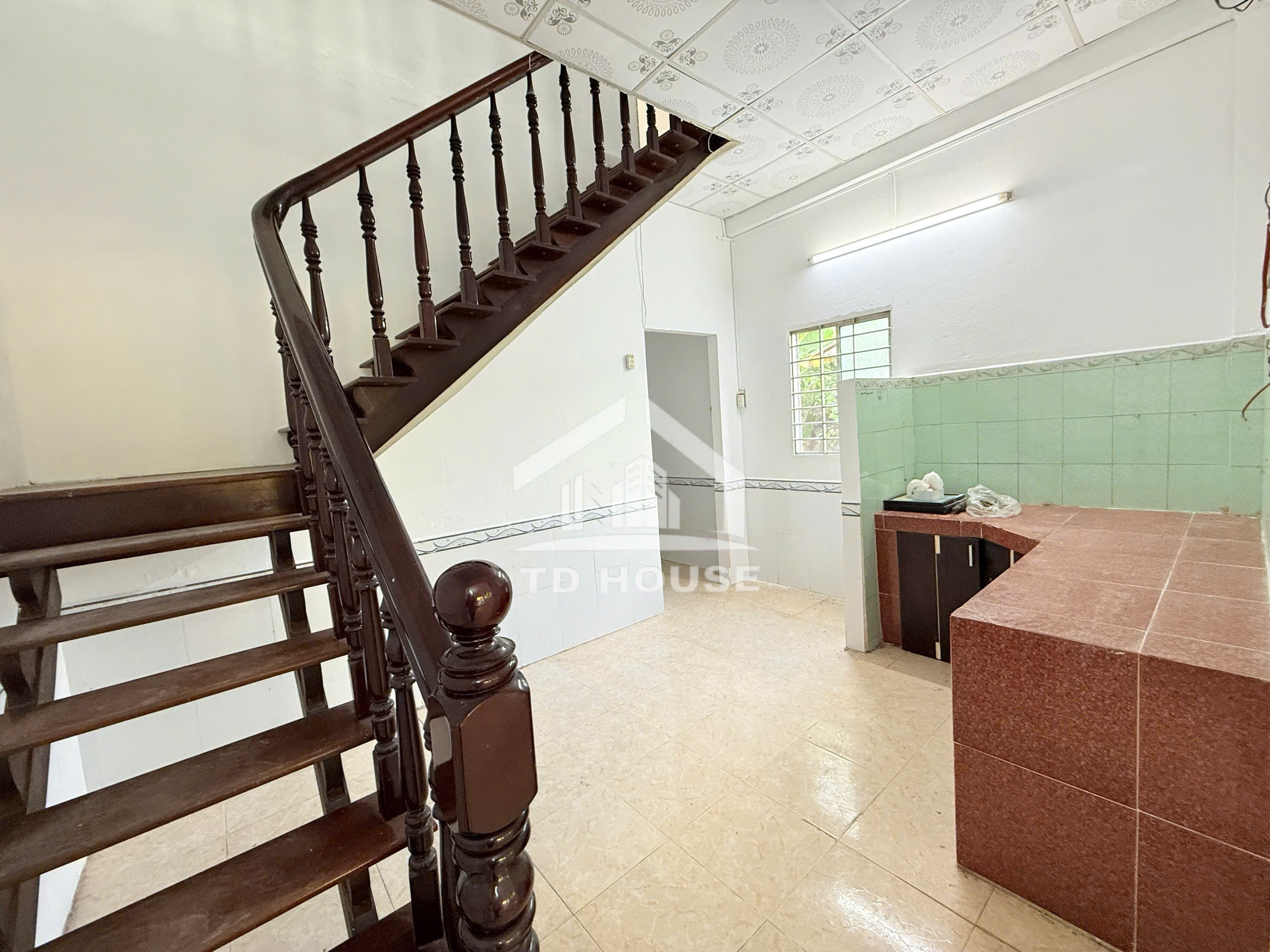 Cho thuê nhà lầu mới 3 phòng ngủ hẻm Phạm Ngọc Hưng – Võ Văn Kiệt, giá 4 triệu/tháng