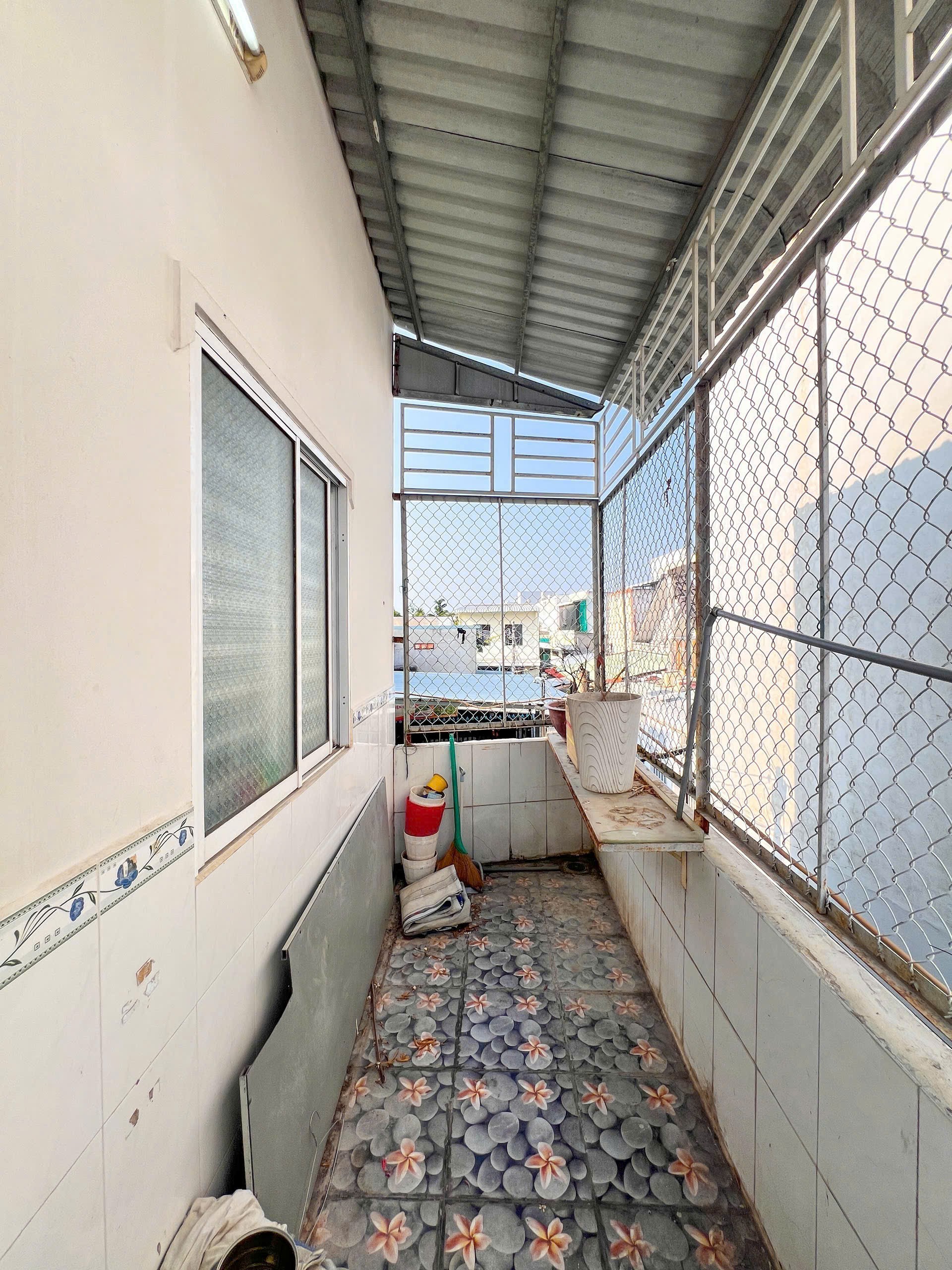 Bán nhà trệt lầu trục chính hẻm 142 Trần Quang Diệu