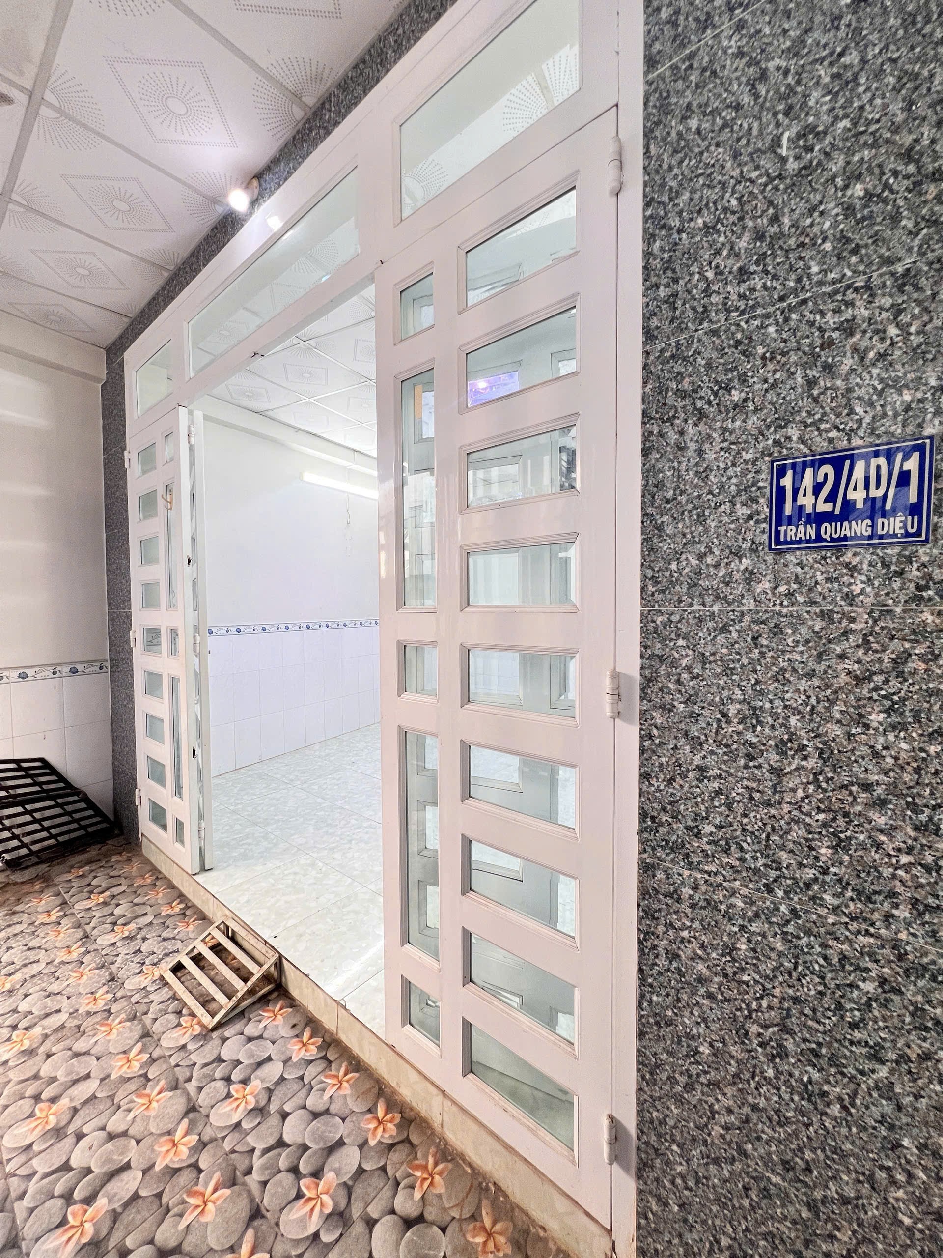 Bán nhà trệt lầu trục chính hẻm 142 Trần Quang Diệu