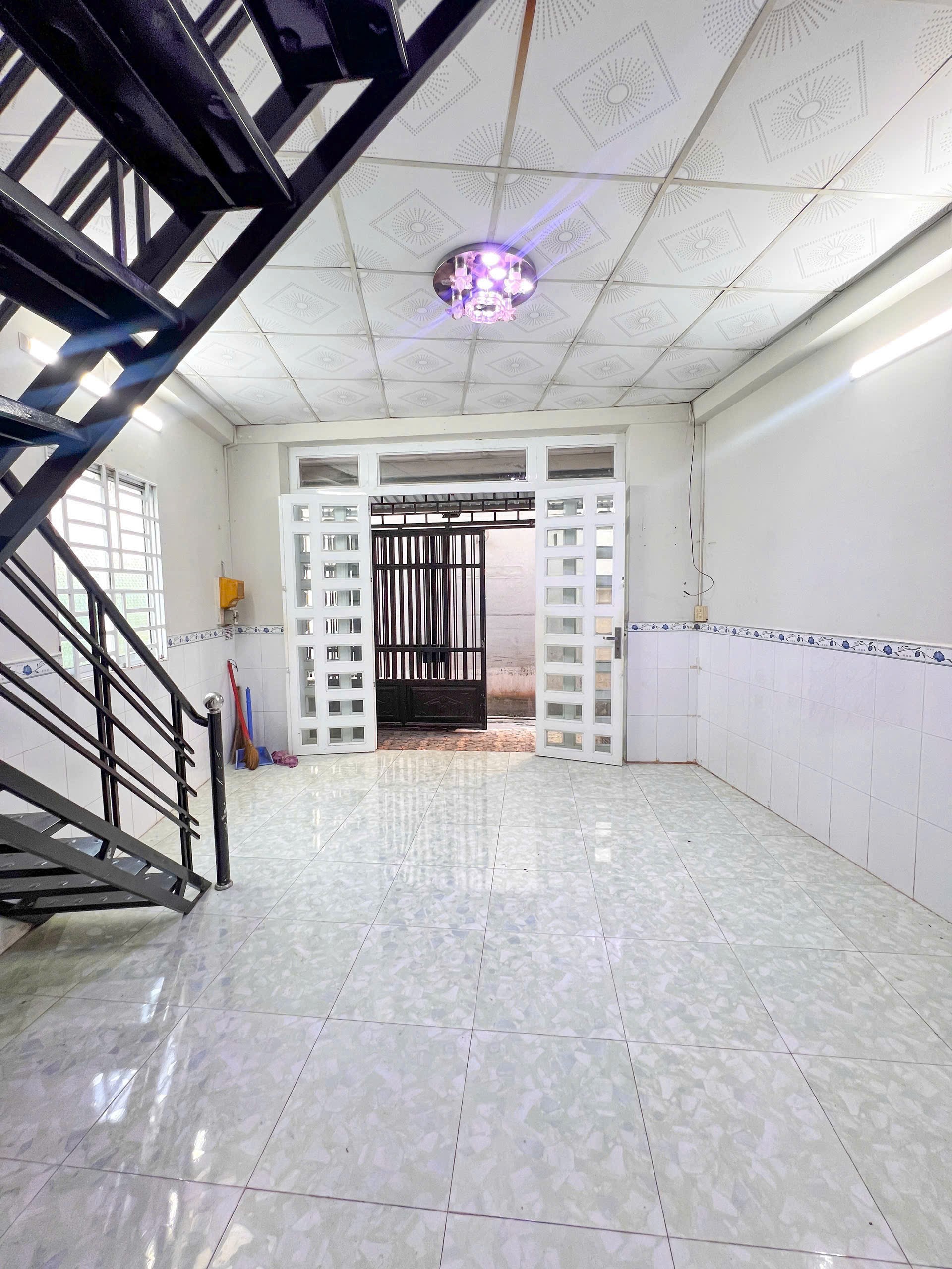 Bán nhà trệt lầu trục chính hẻm 142 Trần Quang Diệu