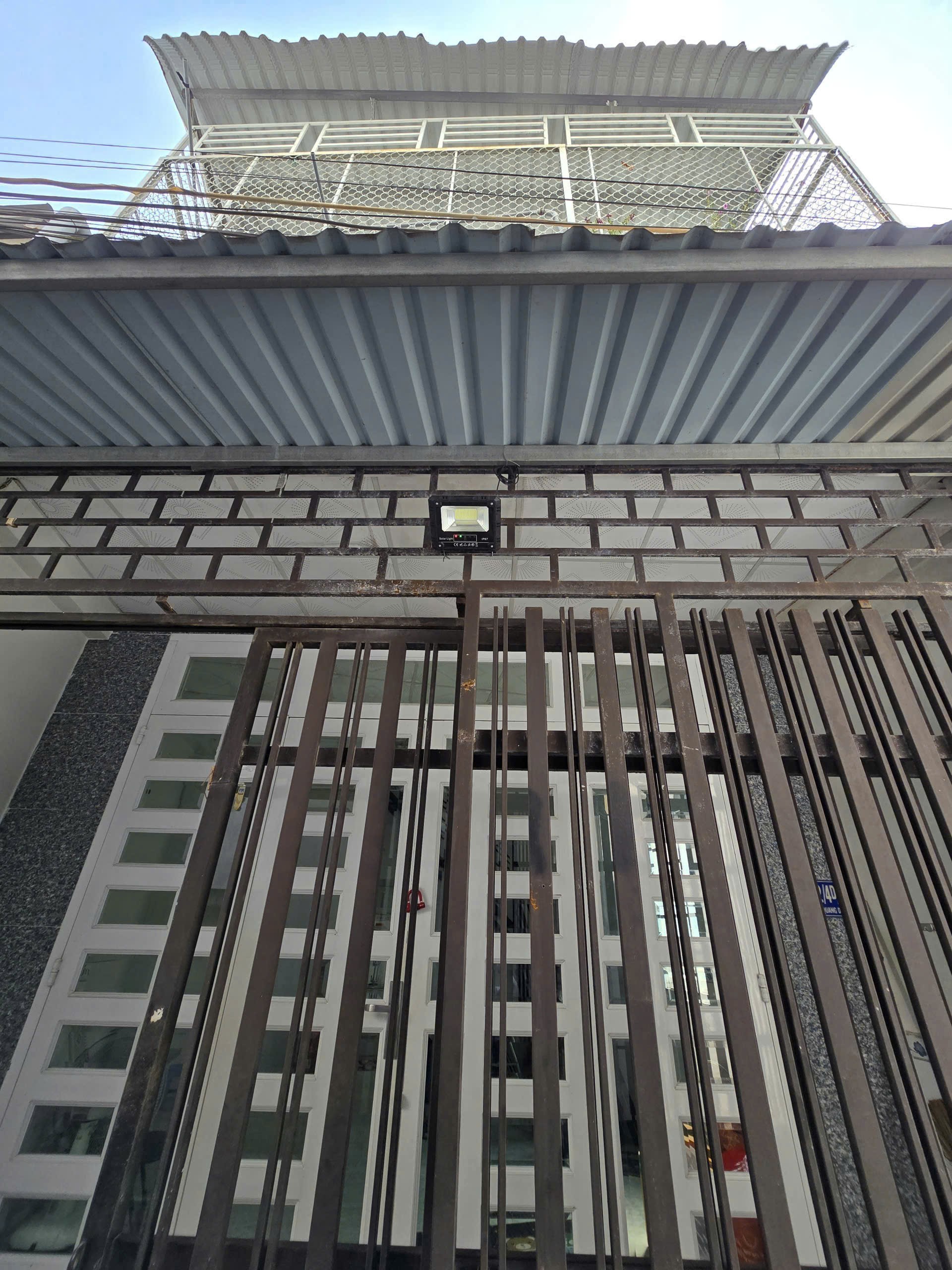 Bán nhà trệt lầu trục chính hẻm 142 Trần Quang Diệu