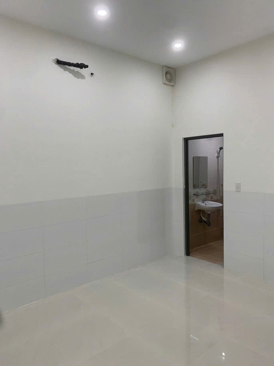 Cho thuê nhà trệt lầu diện tích rộng thuận tiện ở và kinh doanh