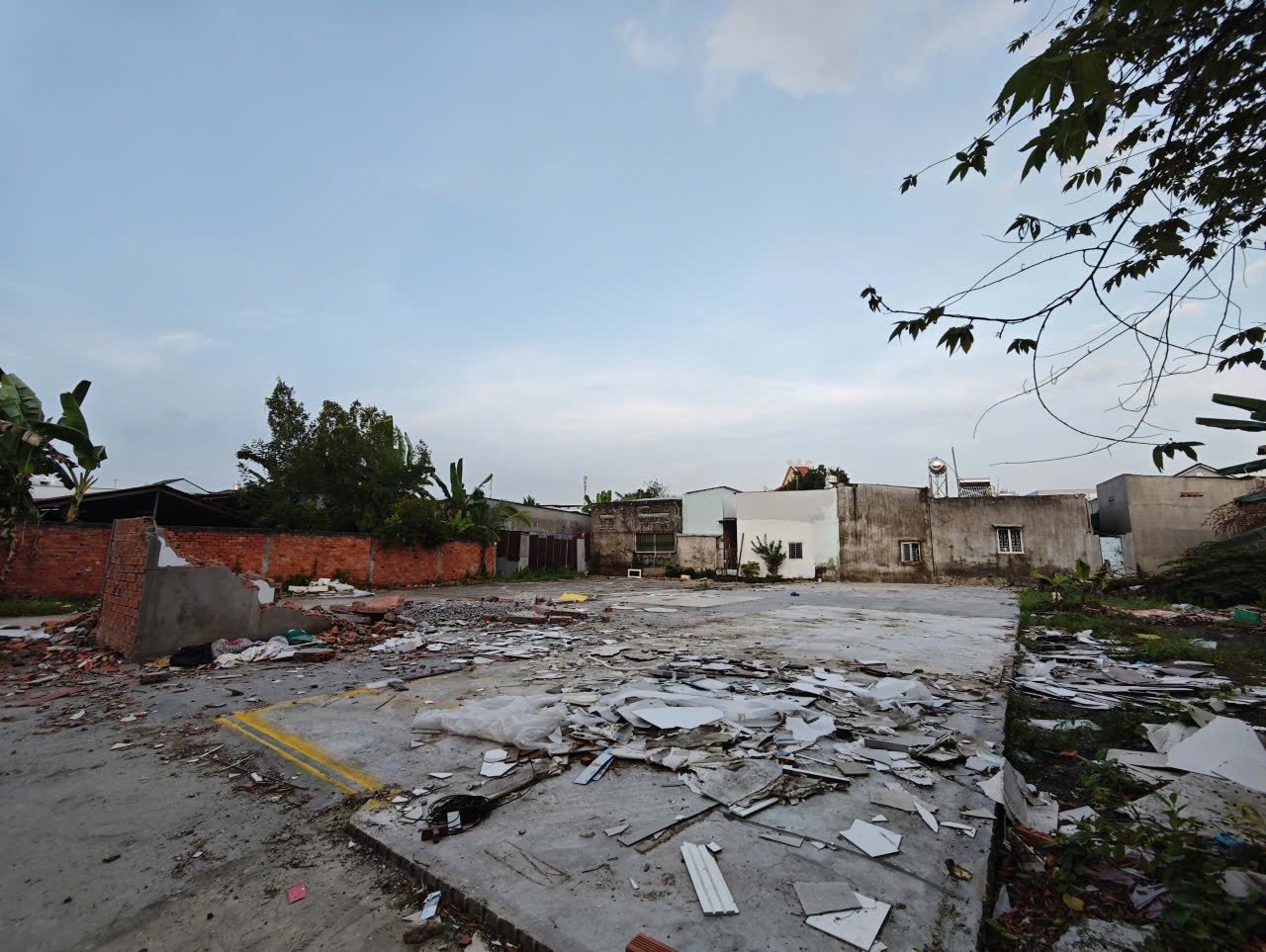 Cho thuê mặt bằng rộng 1000m2 Kdc Hồng Phát