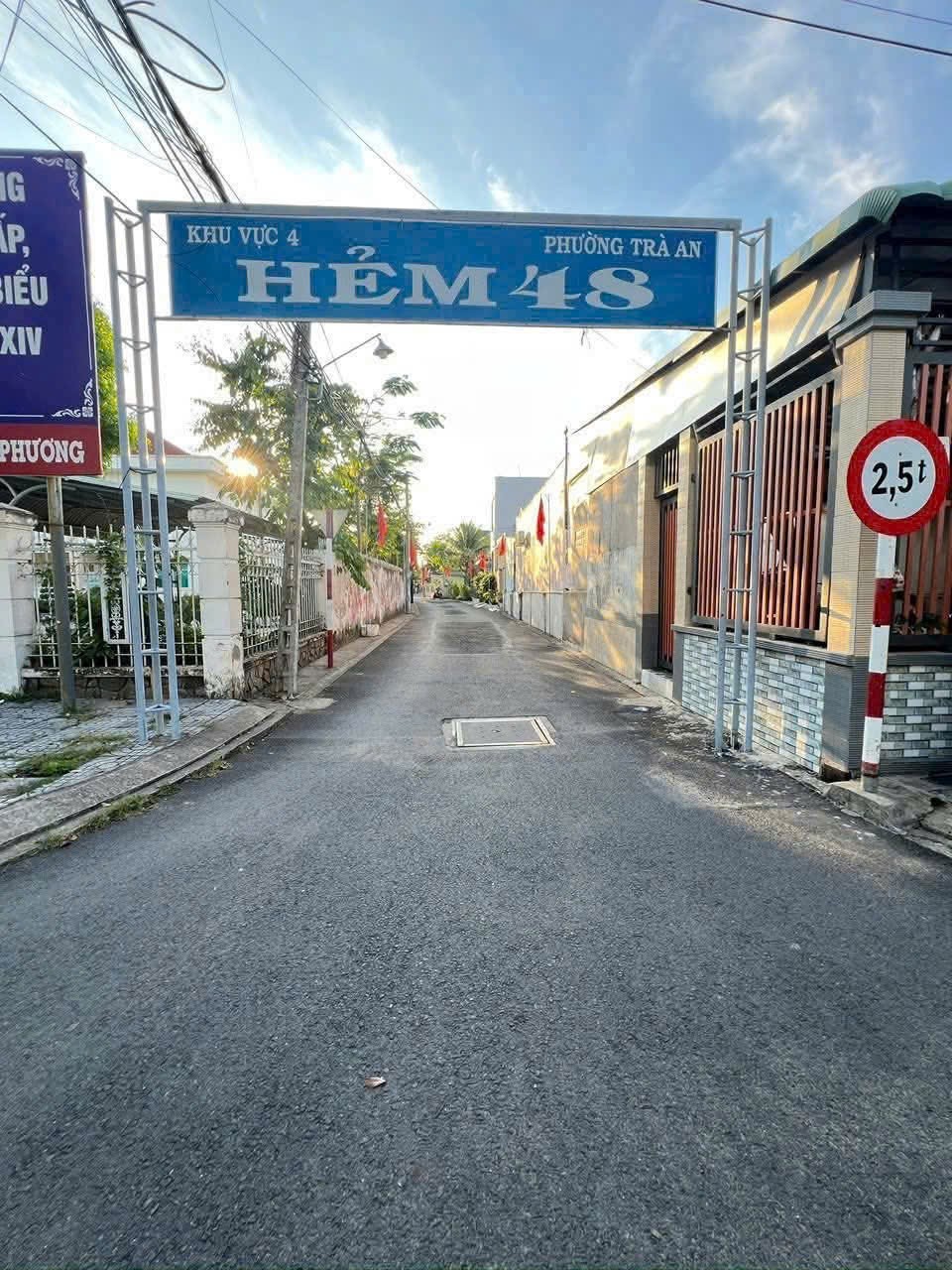 Bán nhà lệch tầng mới xây mới 100% hẻm 48 Huỳnh Phan Hộ