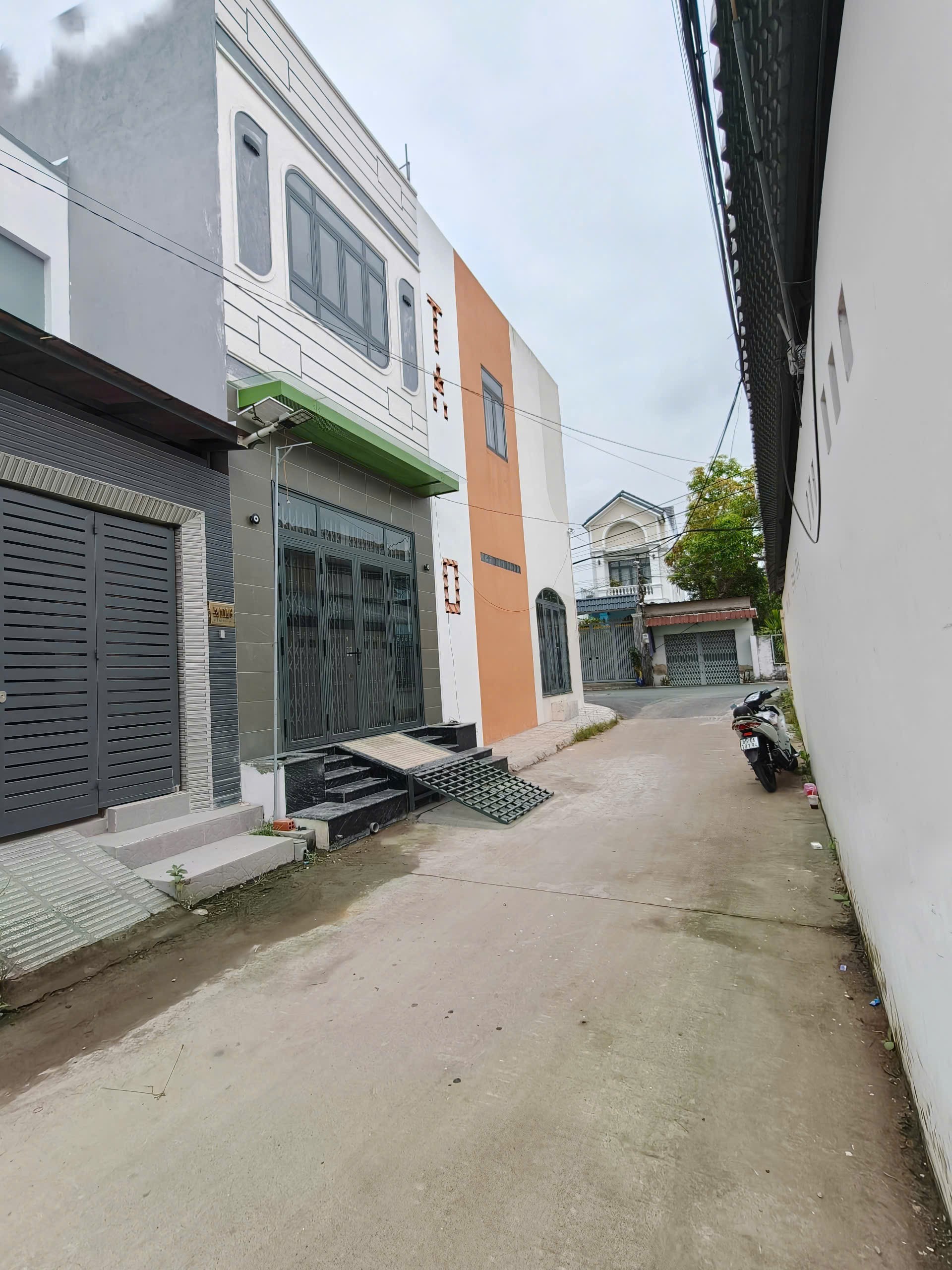 Bán nhà lệch tầng mới xây mới 100% hẻm 48 Huỳnh Phan Hộ