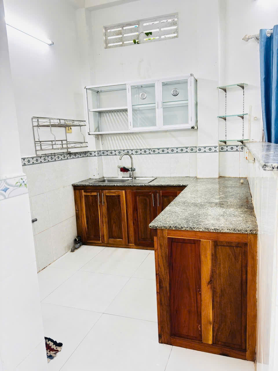 Cho thuê nhà 4 triêụ 2 phòng ngủ gần siêu thị Vincom Hùng Vương