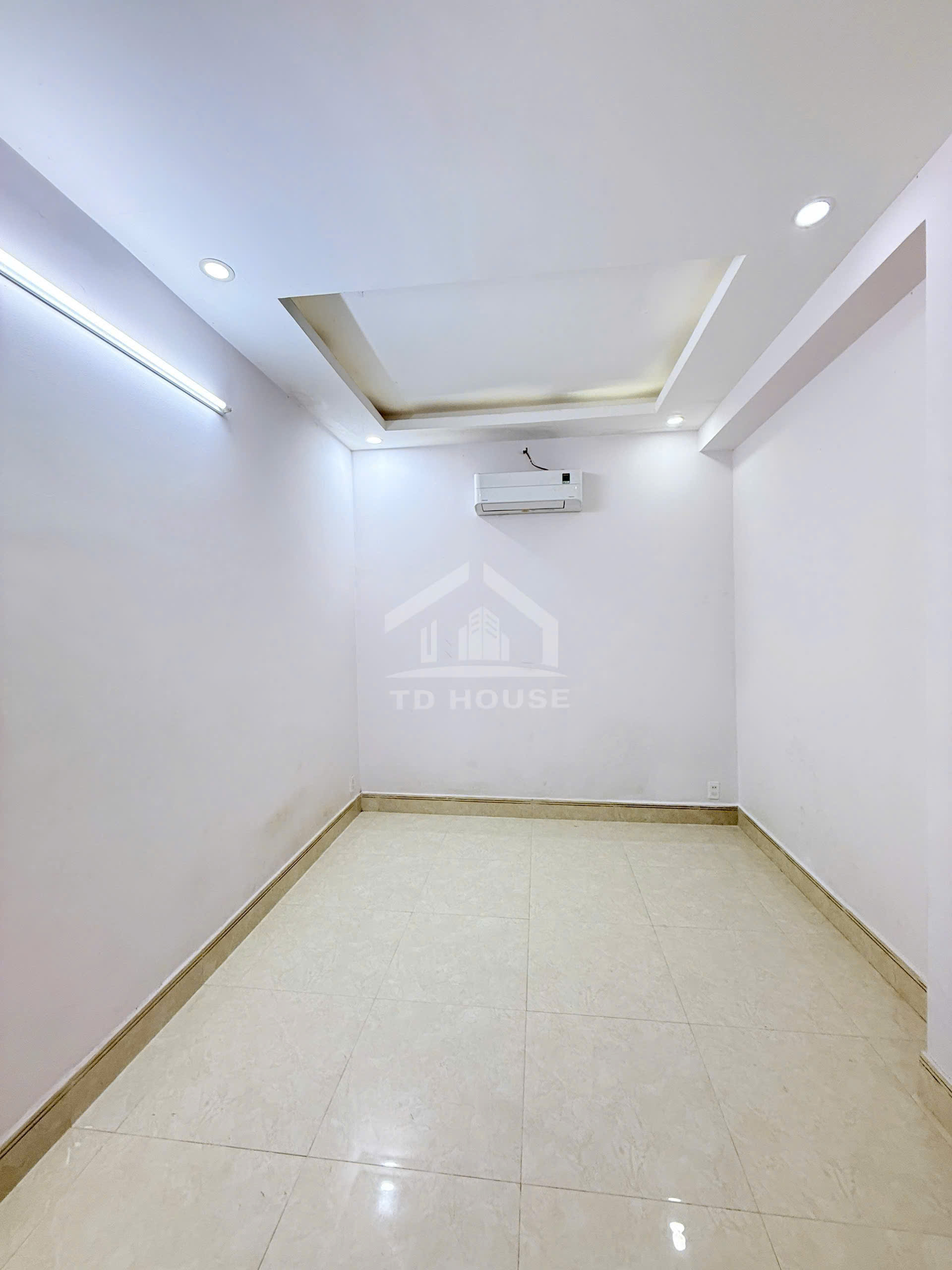 Cho thuê nhà đầu đường kdc Cty 8, có 5 phòng ngủ