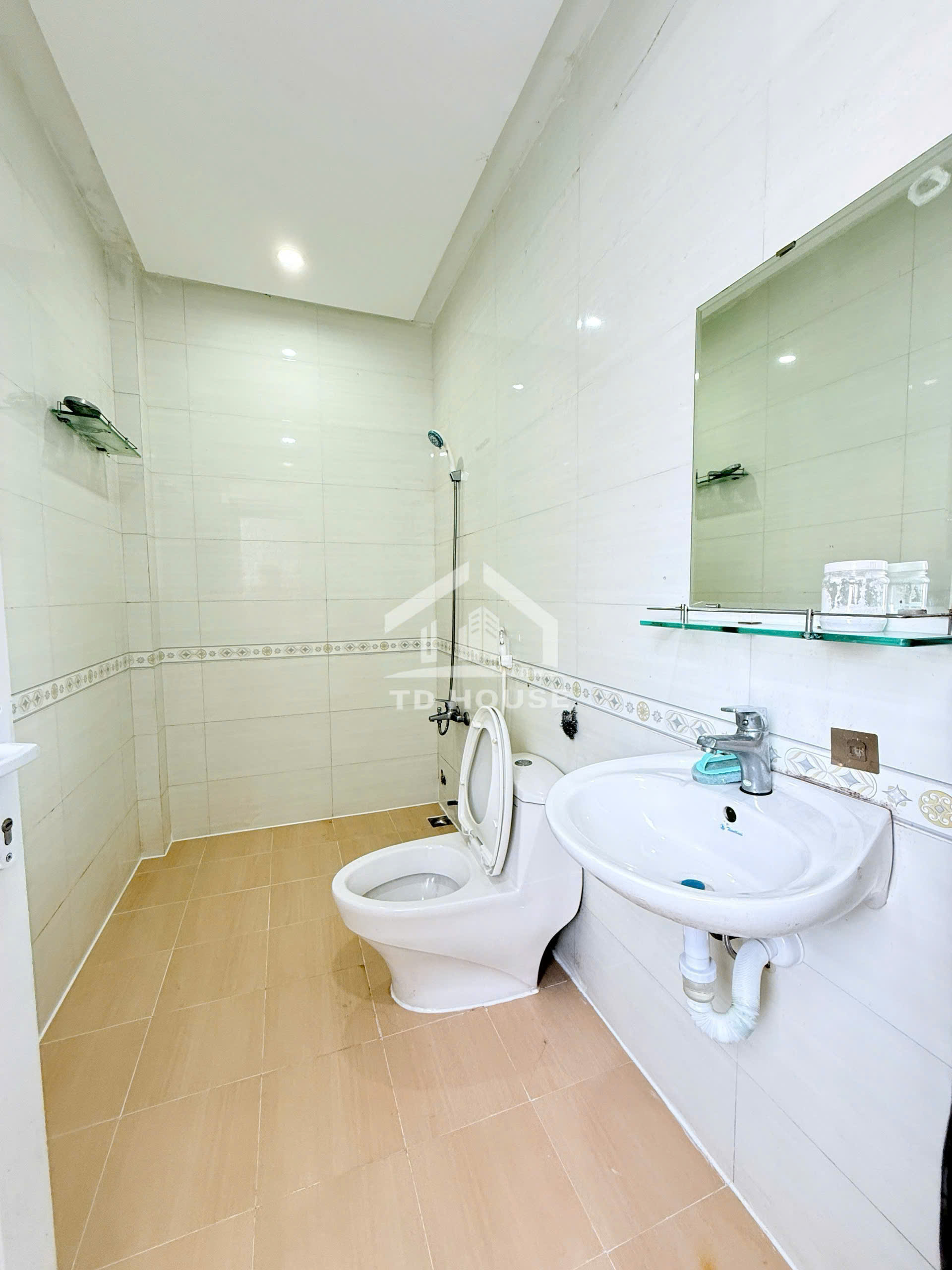 Cho thuê nhà đầu đường kdc Cty 8, có 5 phòng ngủ