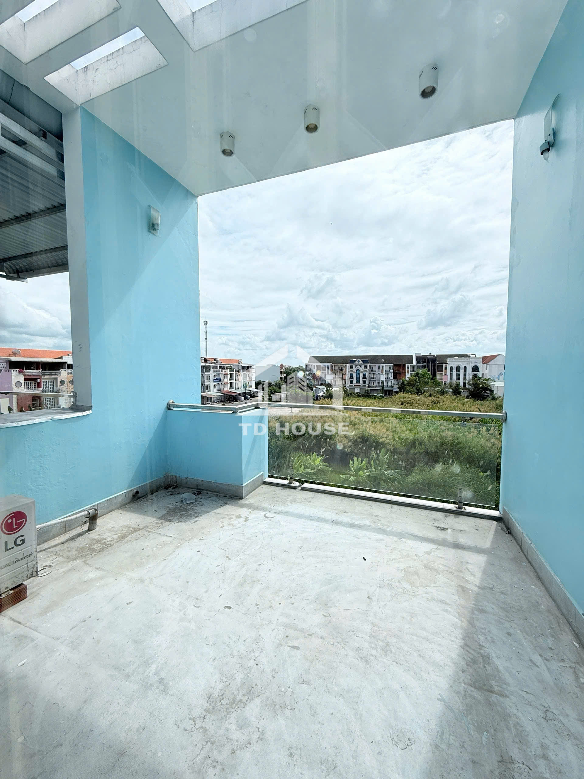 Cho thuê nhà đầu đường kdc Cty 8, có 5 phòng ngủ