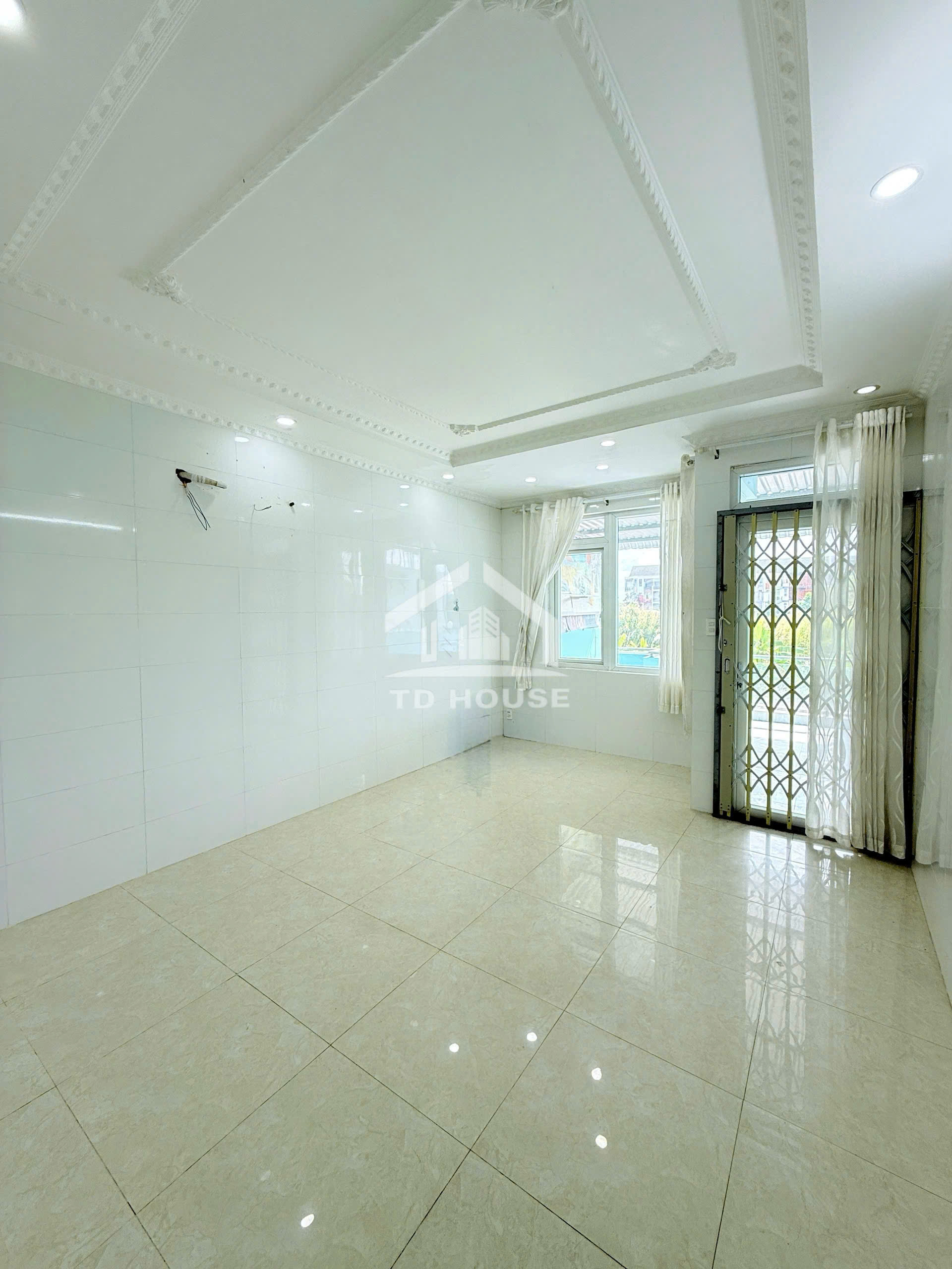 Cho thuê nhà đầu đường kdc Cty 8, có 5 phòng ngủ