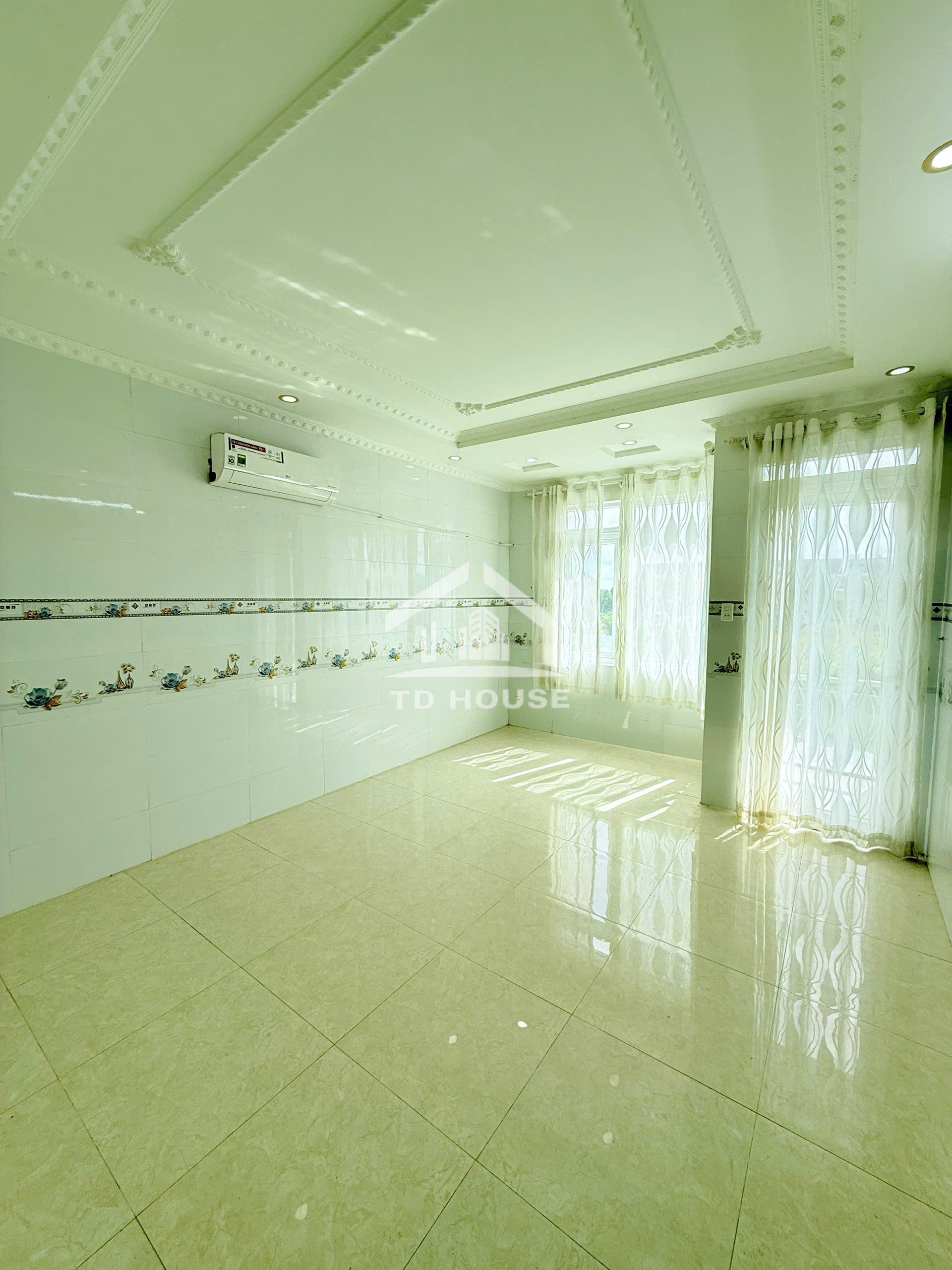 Cho thuê nhà đầu đường kdc Cty 8, có 5 phòng ngủ