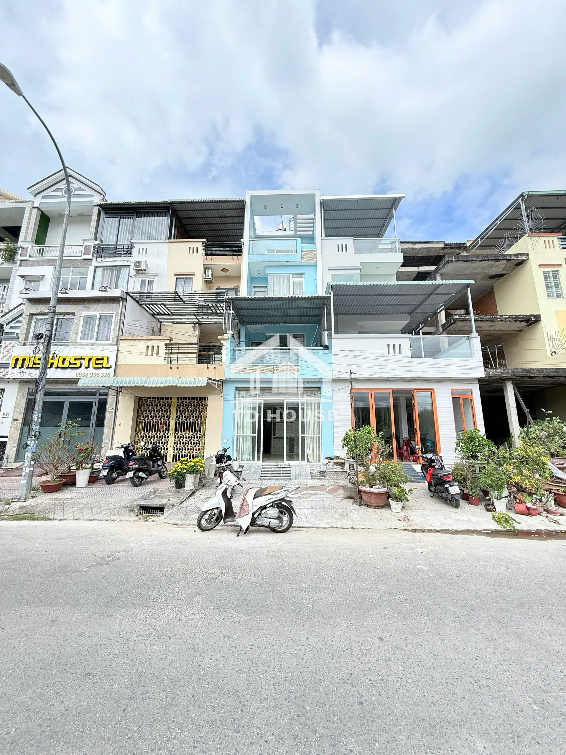 Cho thuê nhà đầu đường kdc Cty 8, có 5 phòng ngủ