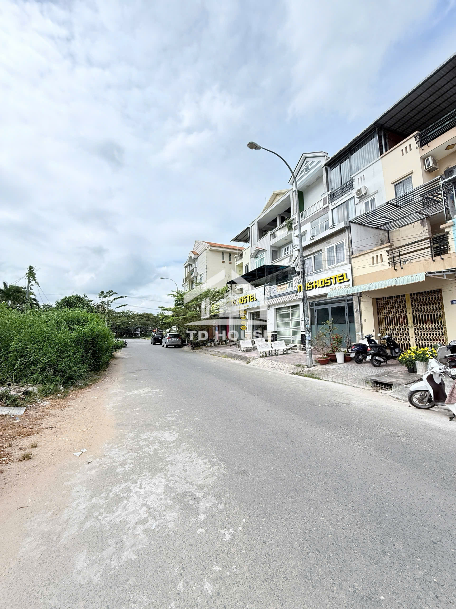 Cho thuê nhà đầu đường kdc Cty 8, có 5 phòng ngủ