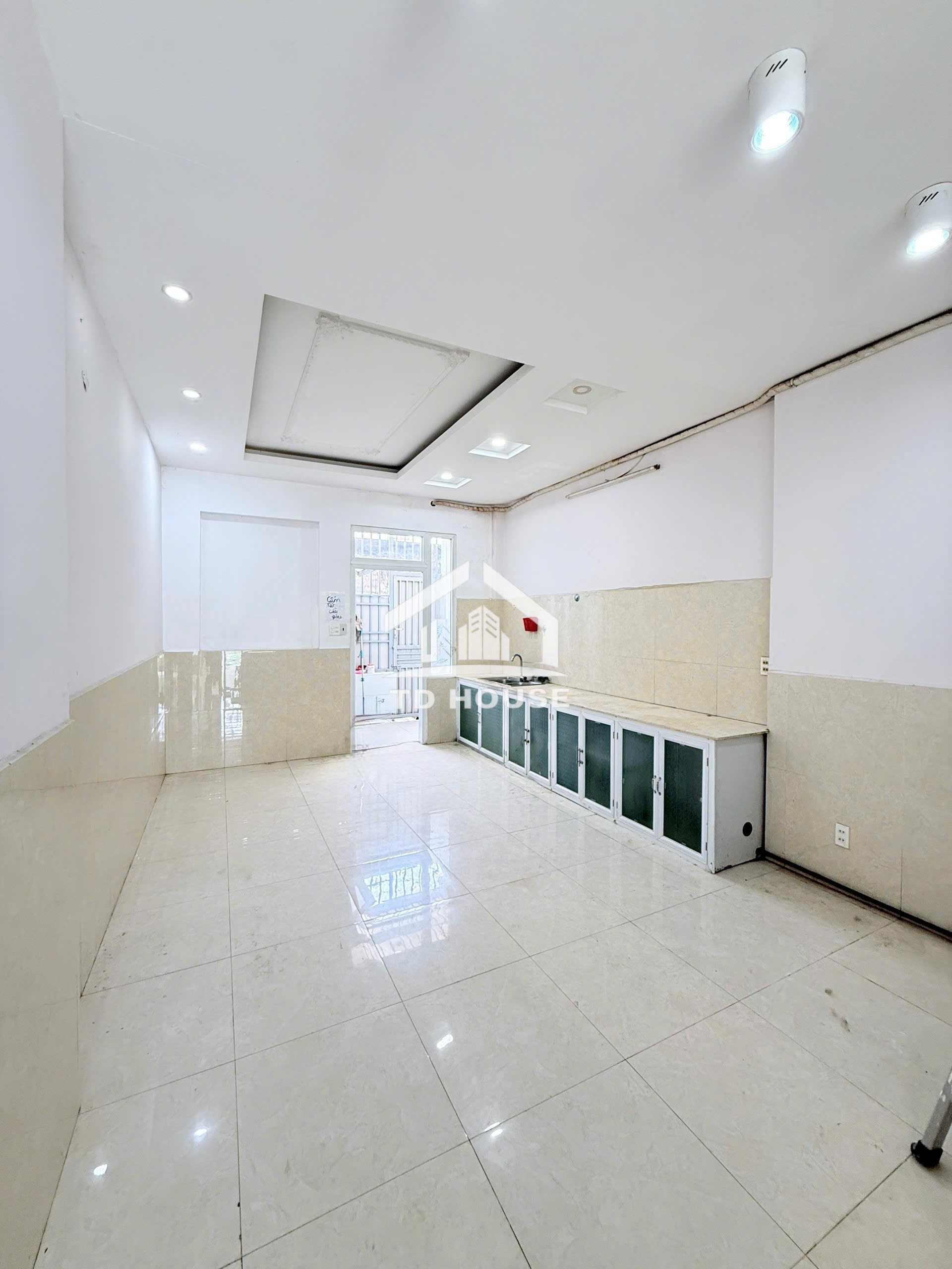 Cho thuê nhà đầu đường kdc Cty 8, có 5 phòng ngủ