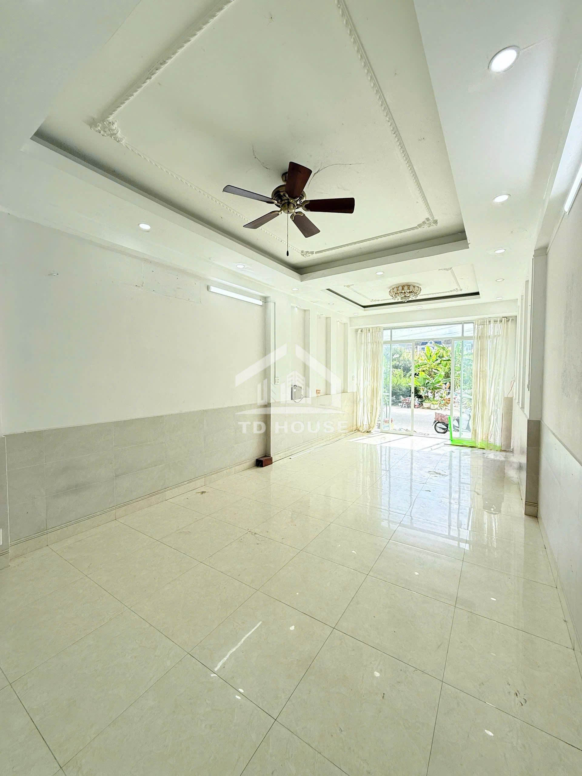 Cho thuê nhà đầu đường kdc Cty 8, có 5 phòng ngủ