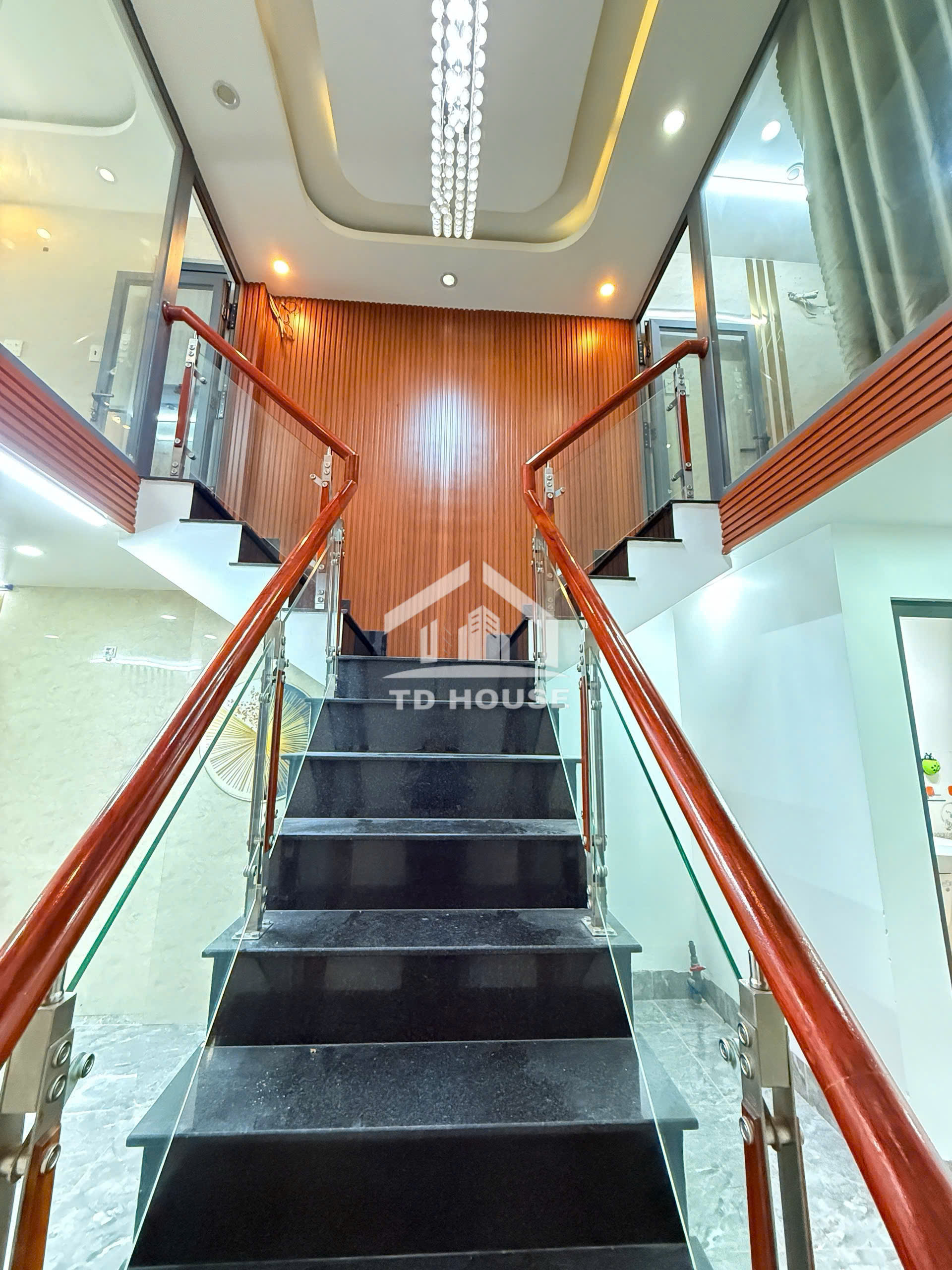 Cho thuê nhà có nội thất 2 phòng ngủ tại hẻm đường Hoàng Văn Thụ