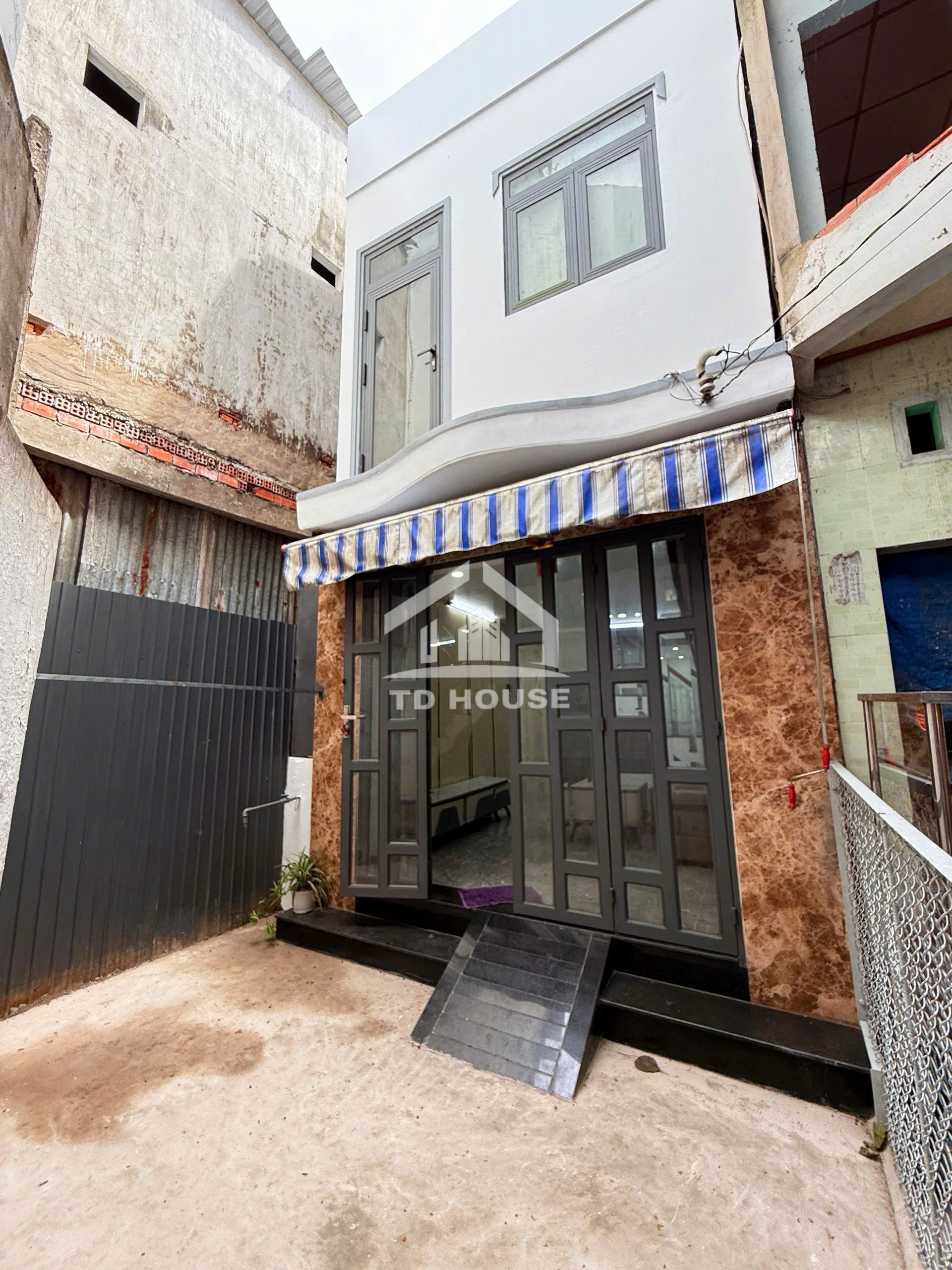 Cho thuê nhà có nội thất 2 phòng ngủ tại hẻm đường Hoàng Văn Thụ