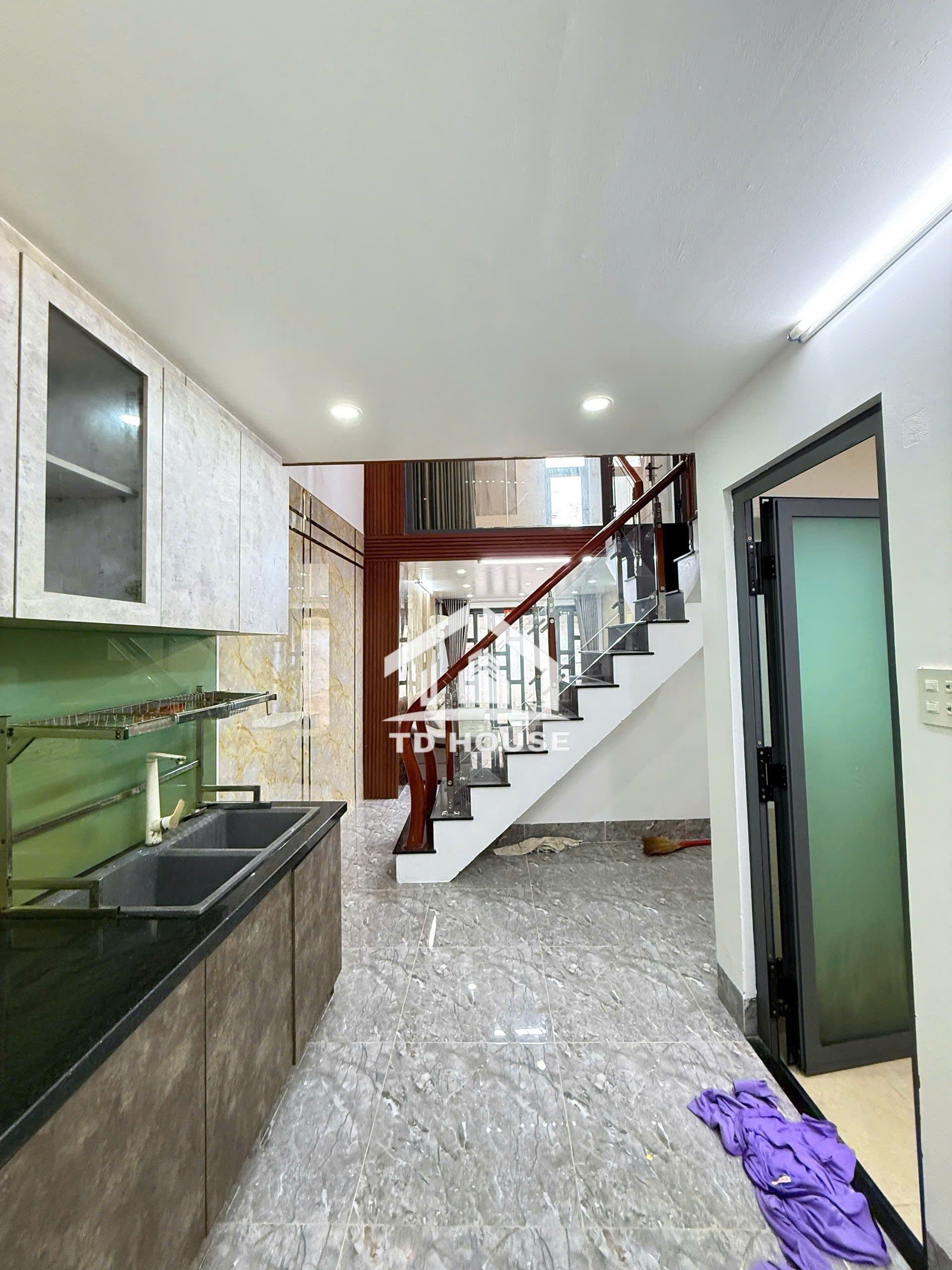 Cho thuê nhà có nội thất 2 phòng ngủ tại hẻm đường Hoàng Văn Thụ