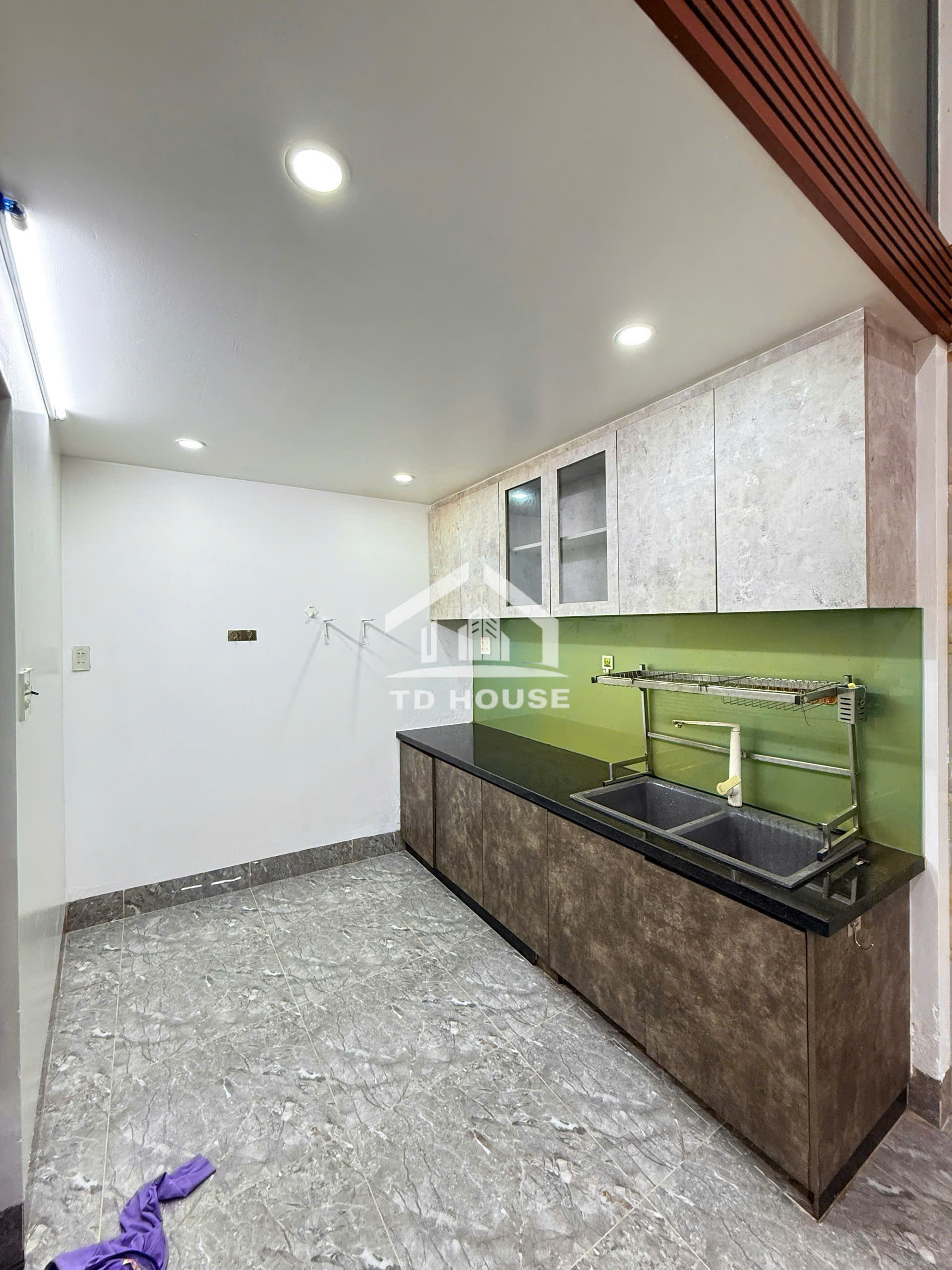 Cho thuê nhà có nội thất 2 phòng ngủ tại hẻm đường Hoàng Văn Thụ