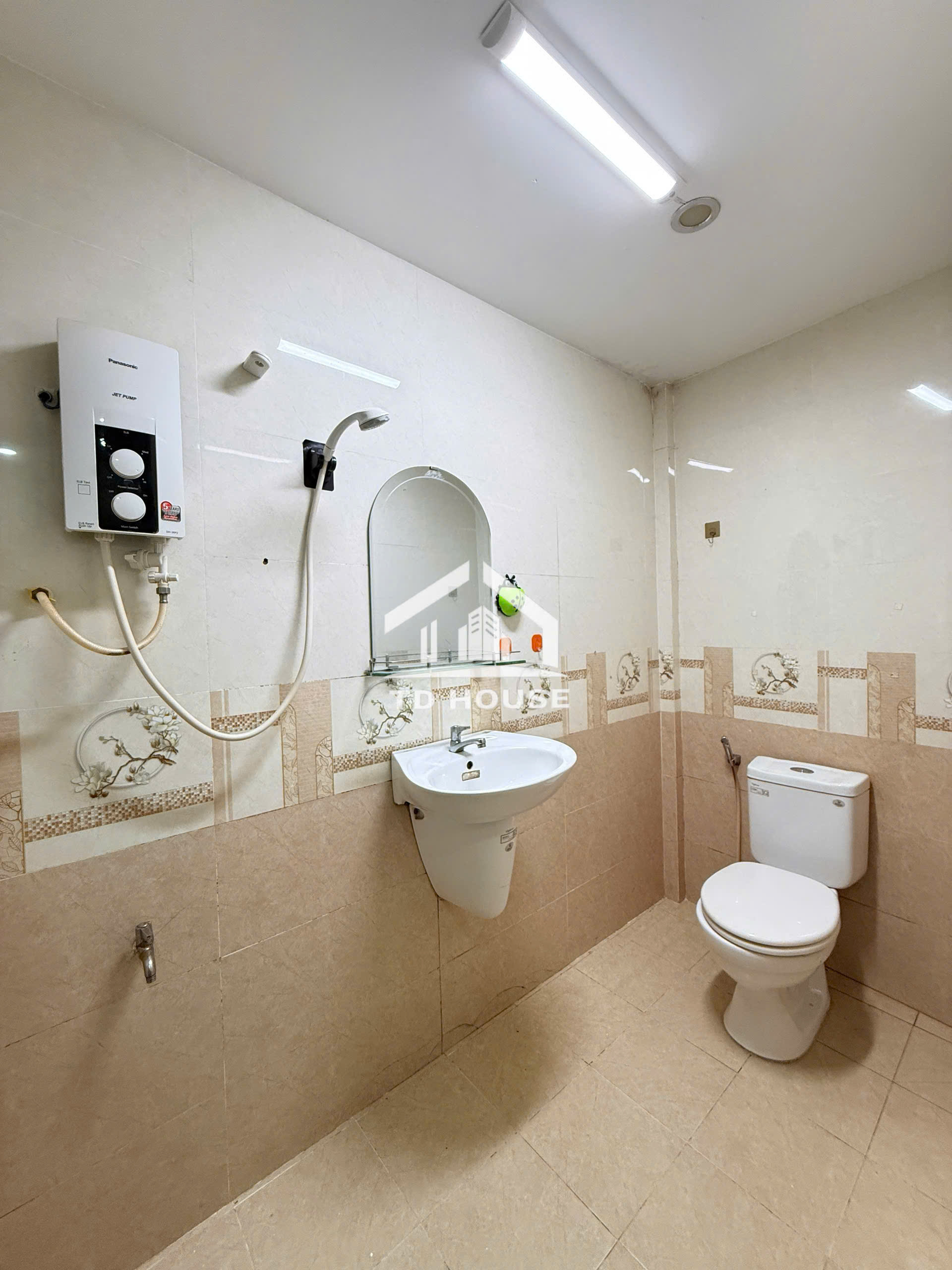 Cho thuê nhà có nội thất 2 phòng ngủ tại hẻm đường Hoàng Văn Thụ