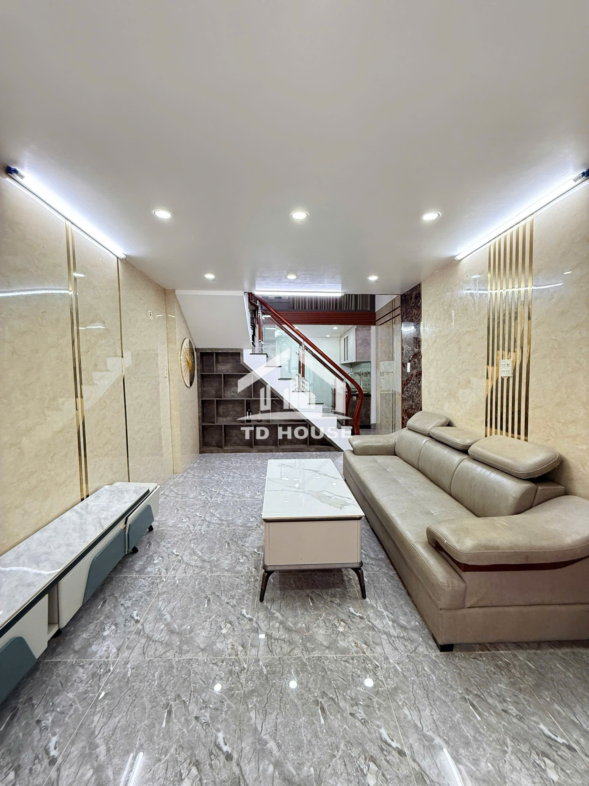 Cho thuê nhà có nội thất 2 phòng ngủ tại hẻm đường Hoàng Văn Thụ