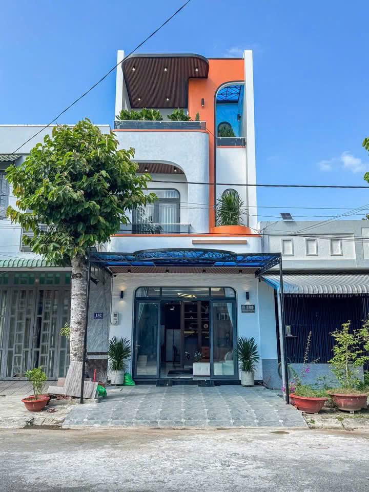 BÁN NHÀ 1TRỆT 2LẦU MỚI HOÀN THIỆN FULL NỘI THẤT CAO CẤP ĐƯỜNG D4 KDC HỒNG LOAN