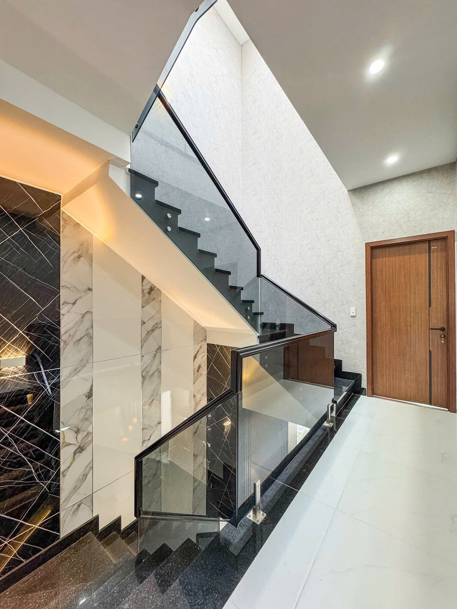 BÁN NHÀ 1TRỆT 2LẦU MỚI HOÀN THIỆN FULL NỘI THẤT CAO CẤP ĐƯỜNG D4 KDC HỒNG LOAN