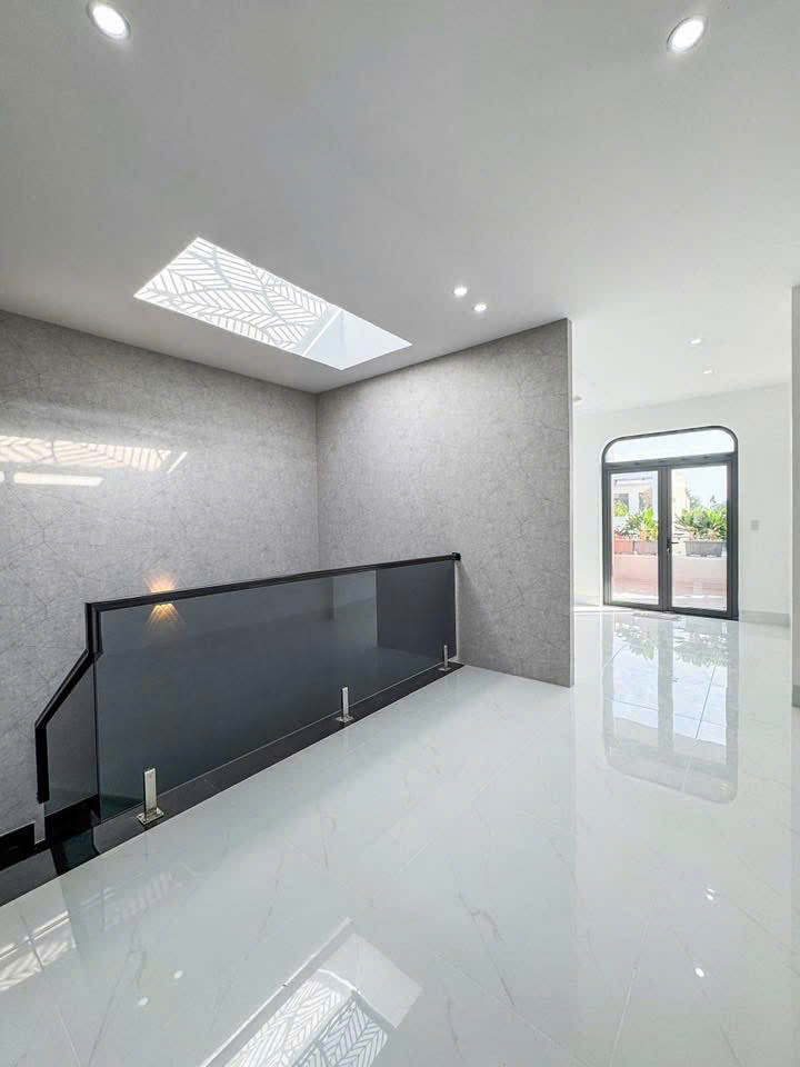 BÁN NHÀ 1TRỆT 2LẦU MỚI HOÀN THIỆN FULL NỘI THẤT CAO CẤP ĐƯỜNG D4 KDC HỒNG LOAN