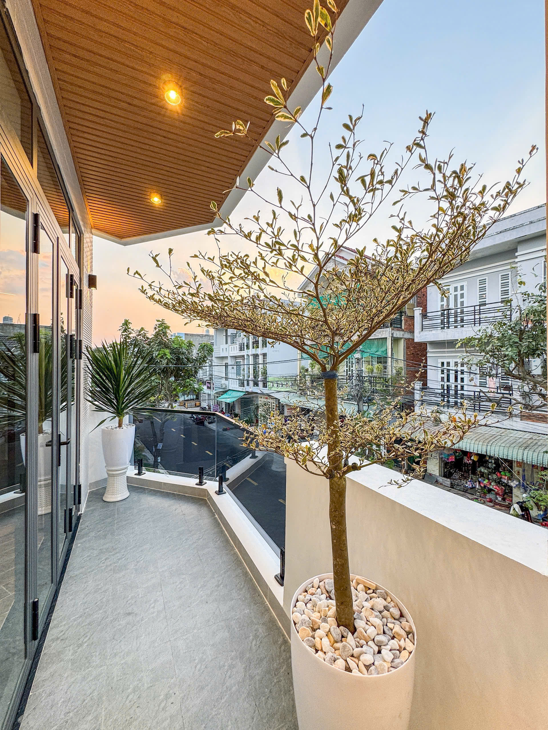 NHÀ 2 LẦU SÂN THƯỢNG GÓC 2 MẶT TIỀN ĐƯỜNG NGUYỄN MINH QUANG & HẺM 2  KHU DÂN CƯ THỚI NHỰT 1