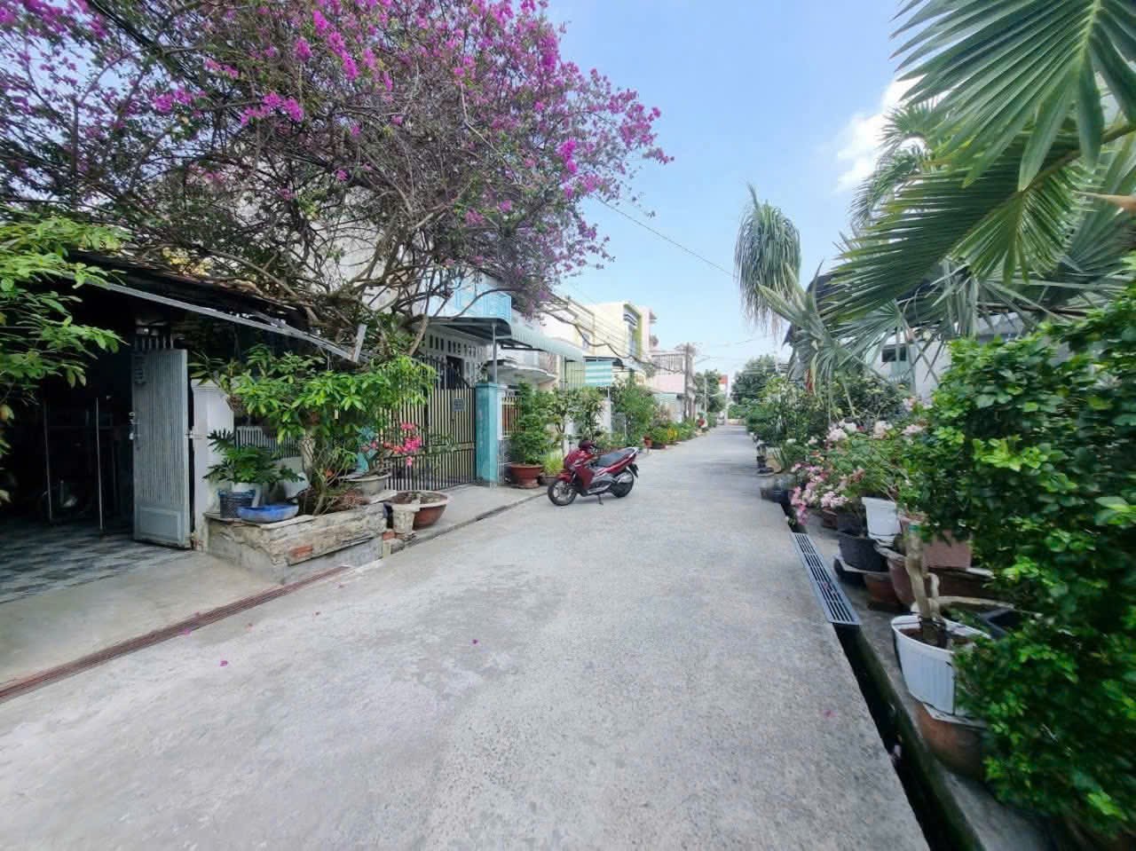 Bân đất tằng nhà full thổ cư hẻm 6m đường cmt8