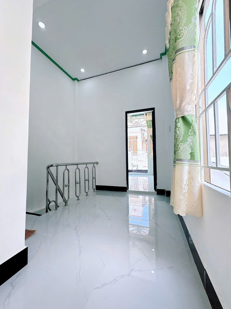 Bán nhà trệt lầu mới đẹp gần chợ Cái Răng