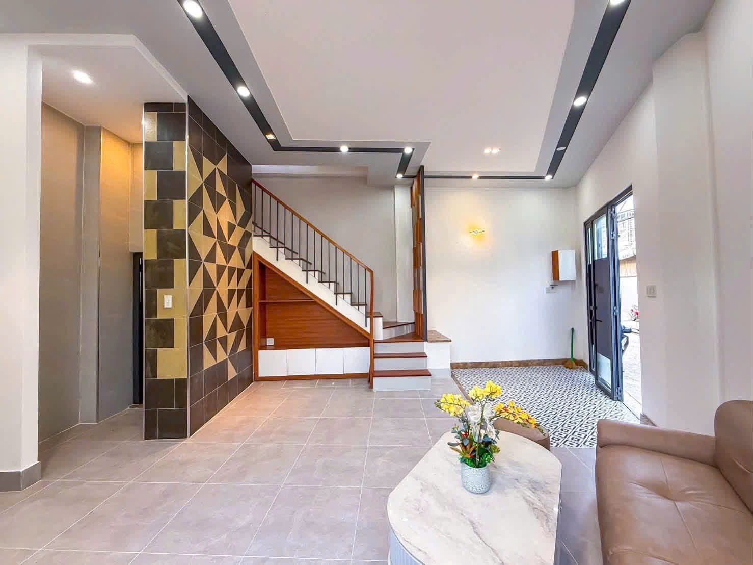 Bán nhà trệt 2 lầu góc 2 mặt tiền trục chính hẻm 160 Nguyễn Văn Cừ