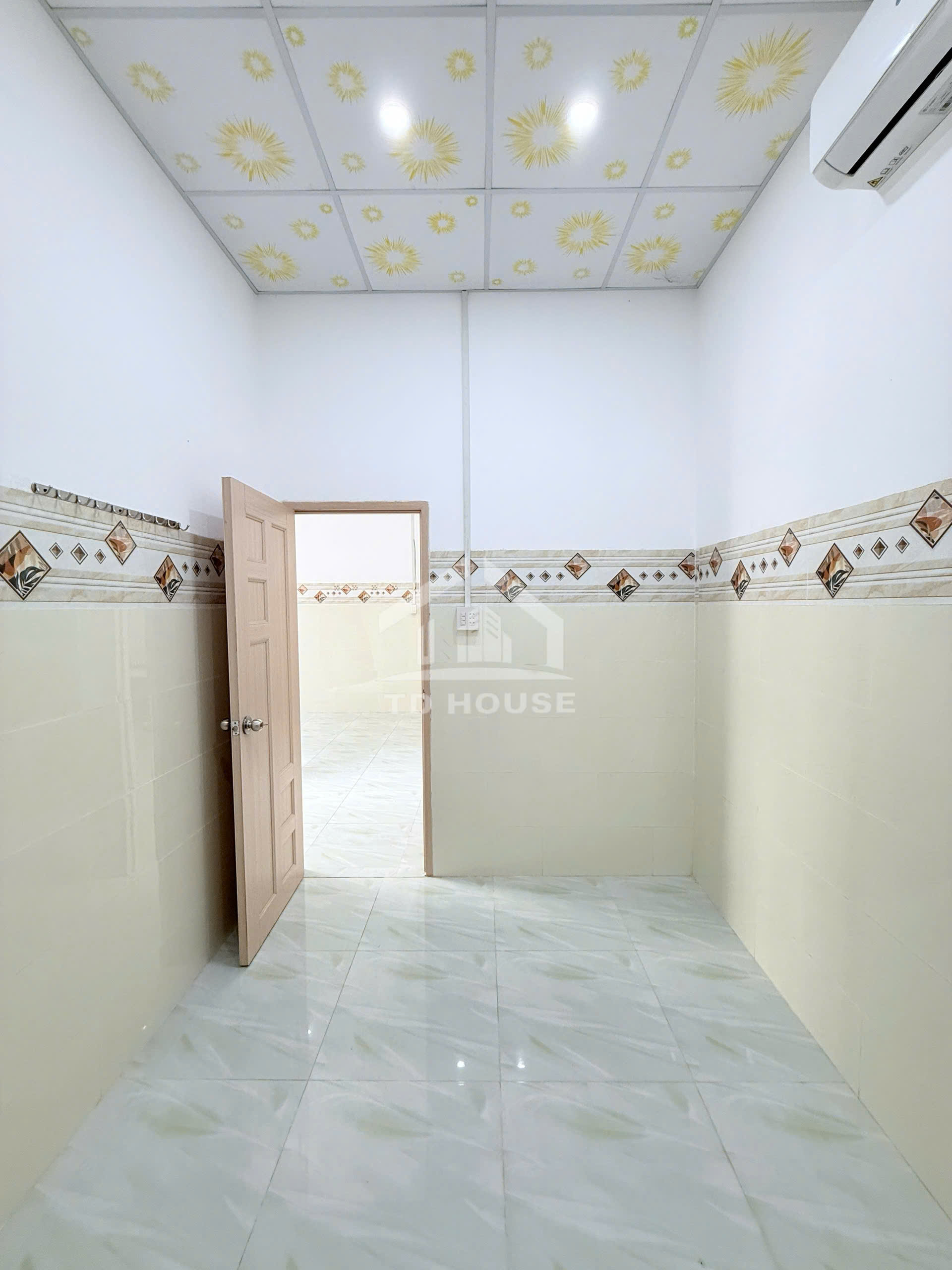 Nhà cho thuê 2 phòng ngủ có máy lạnh hẻm Võ Văn Kiệt