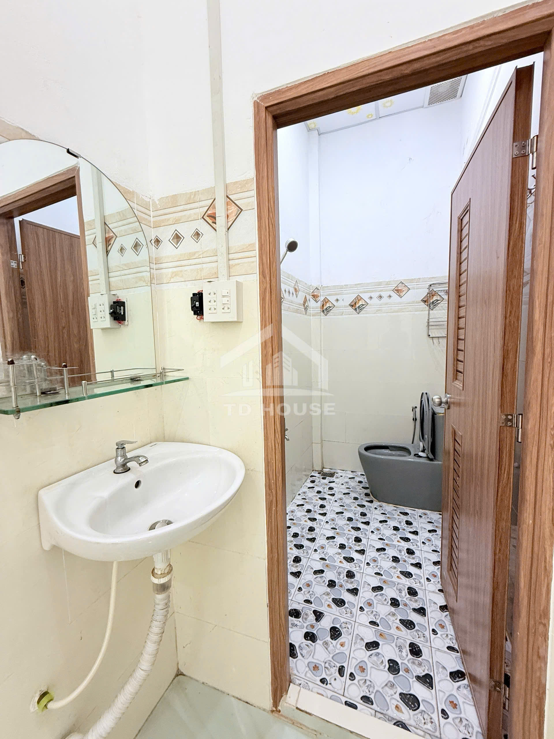 Nhà cho thuê 2 phòng ngủ có máy lạnh hẻm Võ Văn Kiệt