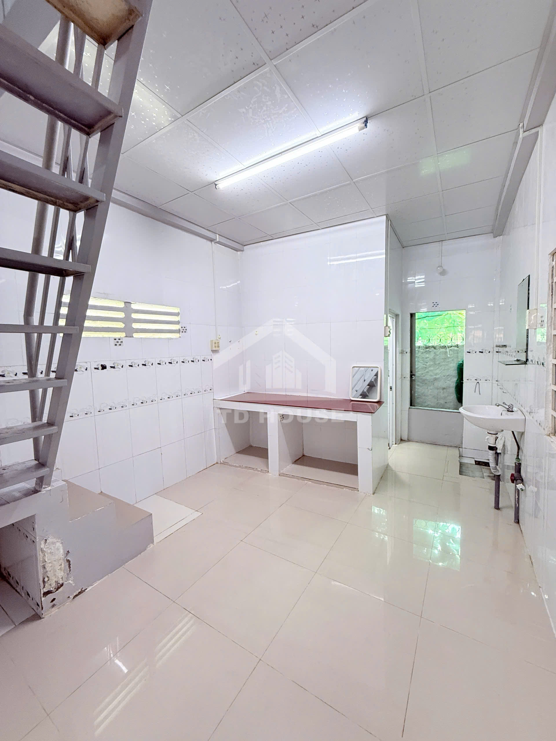 Cho thuê nhà 2 phòng ngủ gần chợ Trần Việt Châu