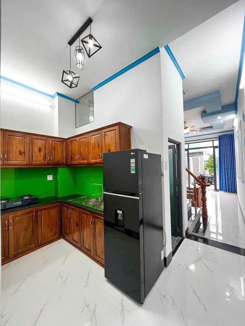 Nhà lầu 3 phòng ngủ, full nội thất, hẻm 115 CMT8