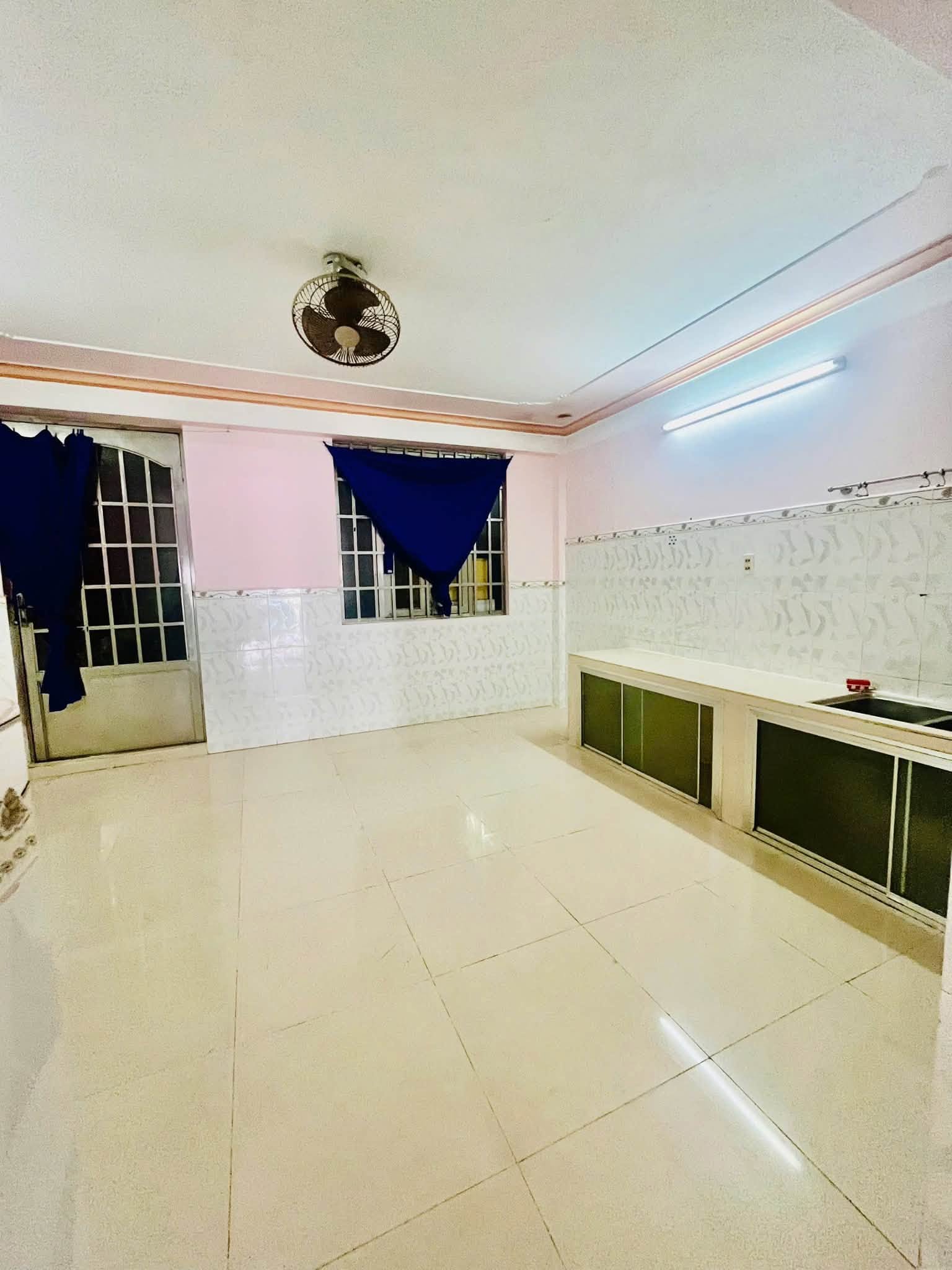 Cho thuê nhà trệt 4 lầu, 5x25m, mặt tiền lộ 30m - KDC 586, Cái Răng